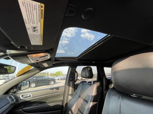 Photo of 2021 Diamond Black Crystal Pearlcoat Jeep Grand Cherokee