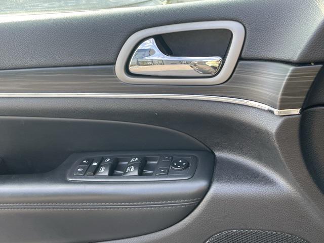 Photo of 2021 Diamond Black Crystal Pearlcoat Jeep Grand Cherokee