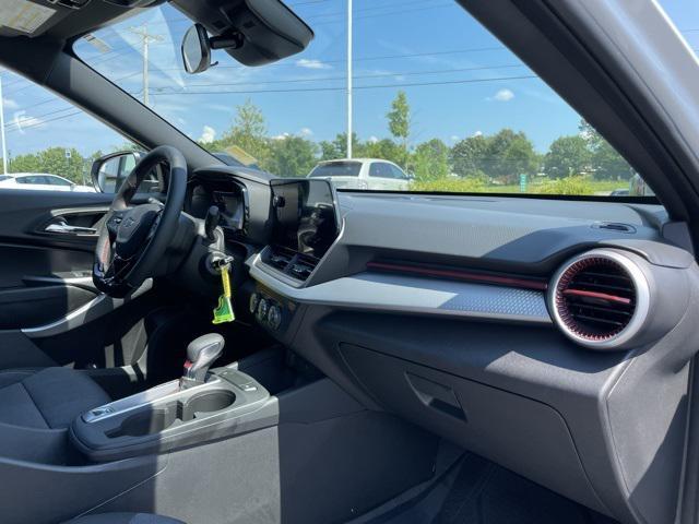 Photo of 2025 Summit White Chevrolet Trax