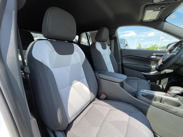 Photo of 2025 Summit White Chevrolet Trax