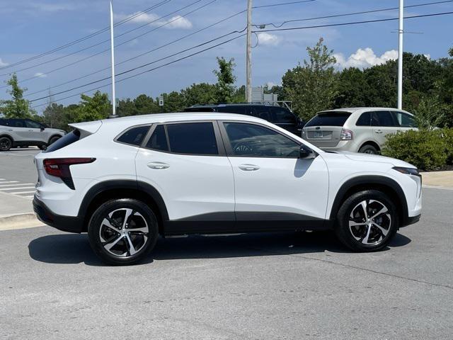 Photo of 2025 Summit White Chevrolet Trax