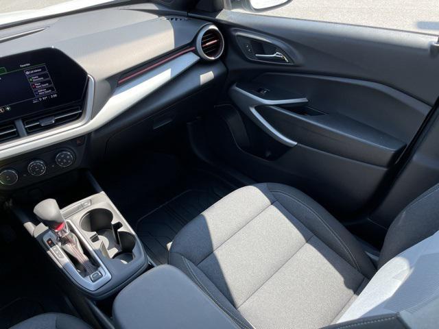 Photo of 2025 Summit White Chevrolet Trax