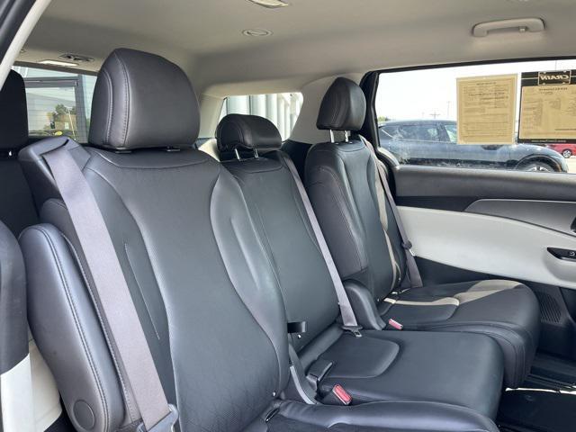 Photo of 2024 Aurora Black Pearl Kia Carnival