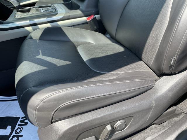 Photo of 2024 Aurora Black Pearl Kia Carnival