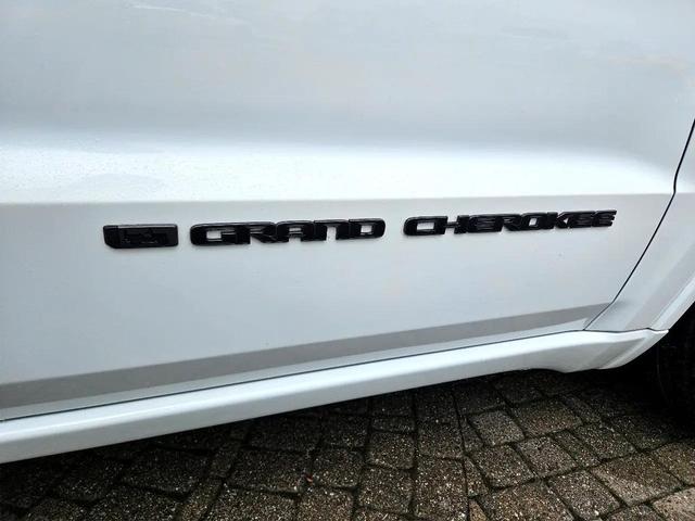Photo of 2021 Bright White Clearcoat Jeep Grand Cherokee