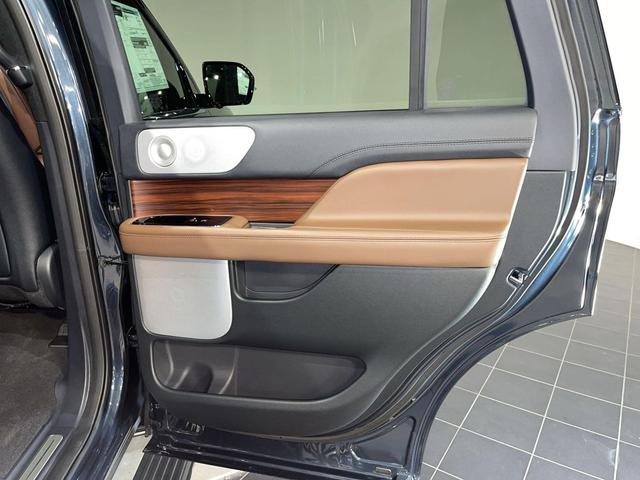 Photo of 2024 Flight Blue Metallic Clearcoat Lincoln Navigator