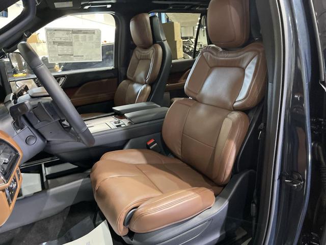 Photo of 2024 Flight Blue Metallic Clearcoat Lincoln Navigator