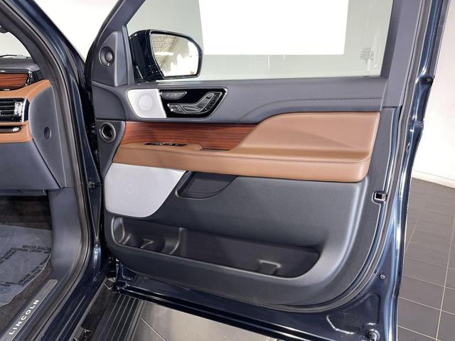Photo of 2024 Flight Blue Metallic Clearcoat Lincoln Navigator