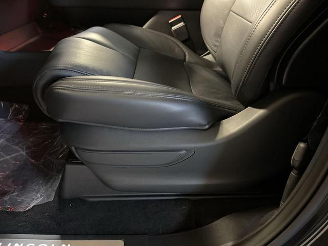 Photo of 2024 Starlight Gray Metallic Premium Colorant Lincoln Navigator