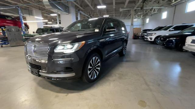 Photo of 2024 Starlight Gray Metallic Premium Colorant Lincoln Navigator