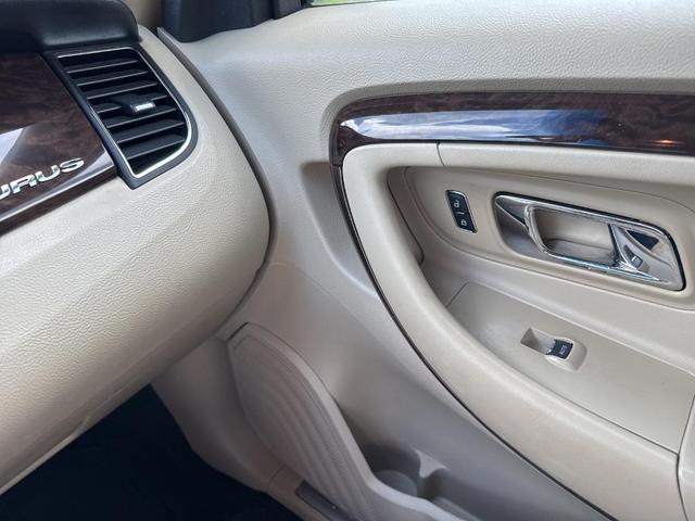 Photo of 2014 White Platinum Tri-Coat Metallic Ford Taurus