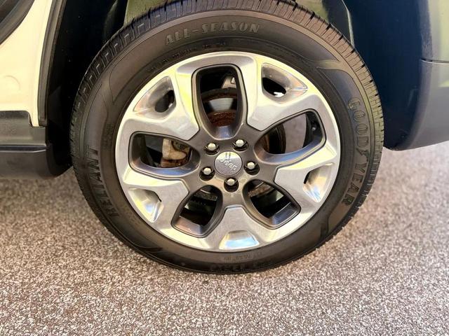 Photo of 2019 WHITE Jeep Compass
