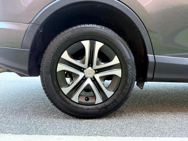 Photo of 2016 GREY Toyota RAV4