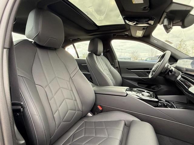 Photo of 2024 Dark Graphite Metallic BMW 530