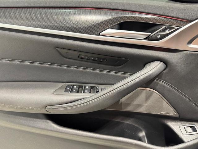 Photo of 2023 Phytonic Blue Metallic BMW 530