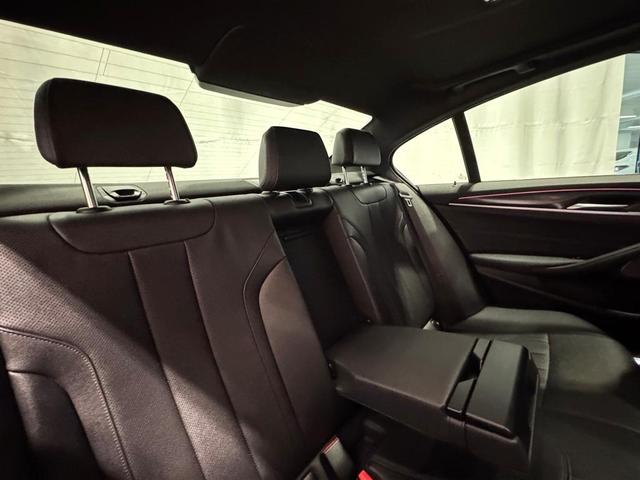 Photo of 2023 Phytonic Blue Metallic BMW 530