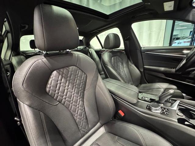 Photo of 2023 Phytonic Blue Metallic BMW 530