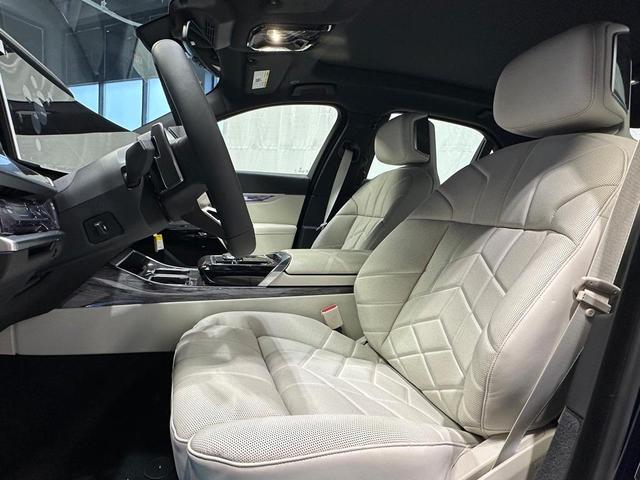 Photo of 2025 Tanzanite Blue II Metallic BMW 760