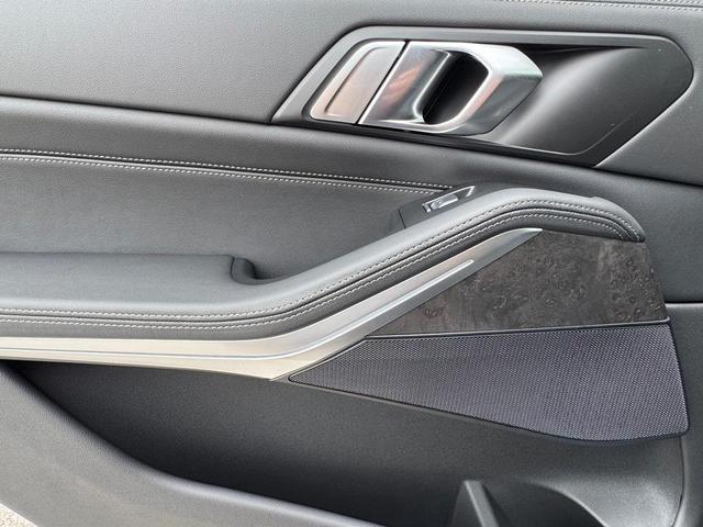 Photo of 2026 Black Sapphire Metallic BMW X7
