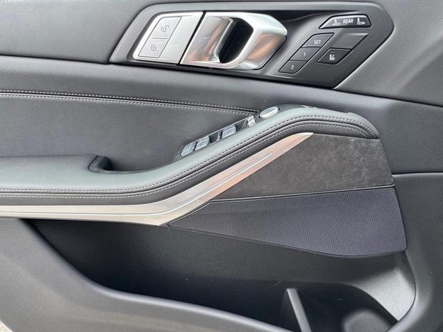 Photo of 2026 Black Sapphire Metallic BMW X7