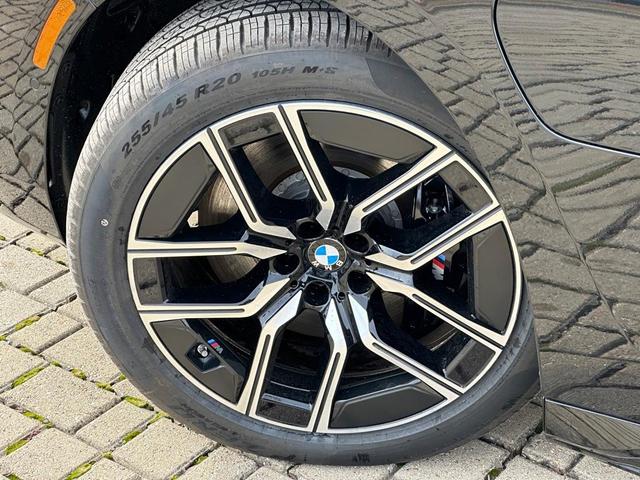 Photo of 2025 Black Sapphire Metallic BMW 750e