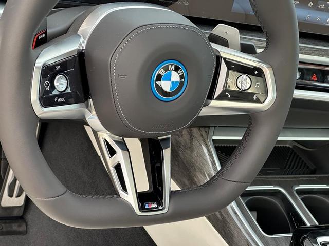 Photo of 2025 Black Sapphire Metallic BMW 750e