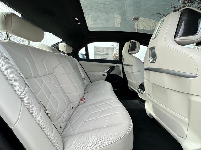 Photo of 2025 Black Sapphire Metallic BMW 750e
