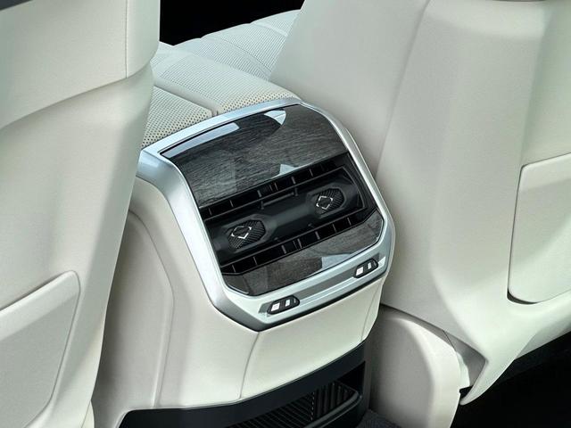 Photo of 2025 Black Sapphire Metallic BMW 750e