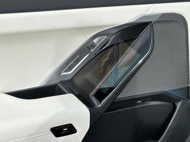 Photo of 2025 Black Sapphire Metallic BMW 750e