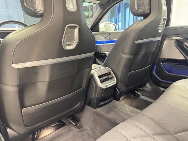 Photo of 2023 Alpine White BMW 760
