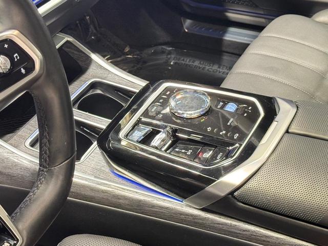 Photo of 2023 Alpine White BMW 760