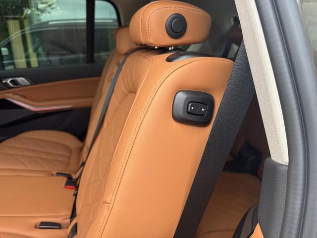Photo of 2023 Manhattan Green Metallic BMW X7