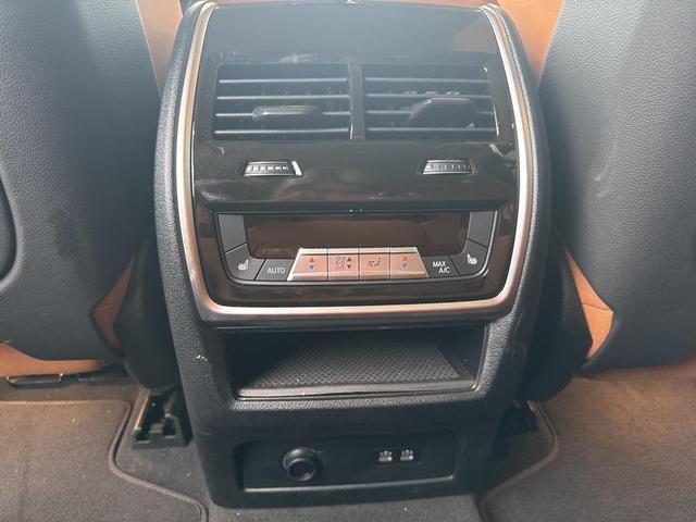 Photo of 2023 Manhattan Green Metallic BMW X7