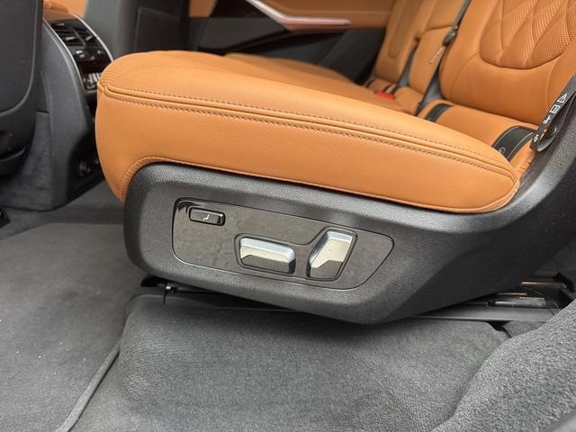 Photo of 2023 Manhattan Green Metallic BMW X7