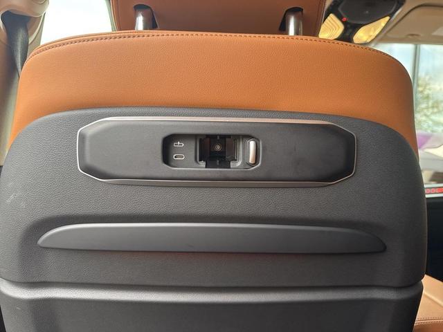 Photo of 2023 Manhattan Green Metallic BMW X7
