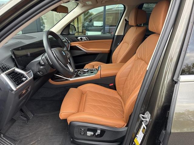 Photo of 2023 Manhattan Green Metallic BMW X7