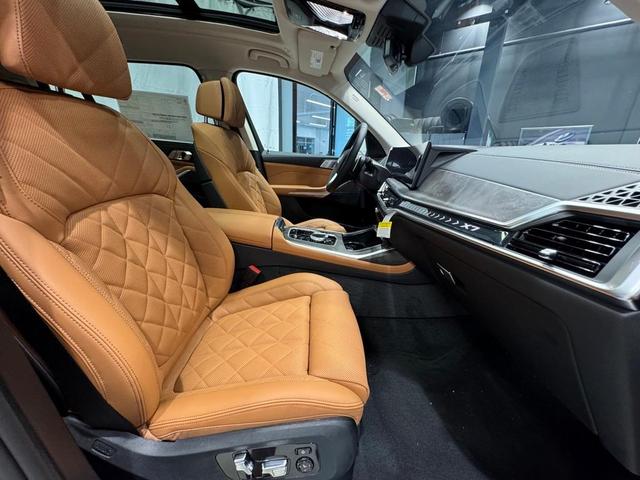 Photo of 2026 Black Sapphire Metallic BMW X7