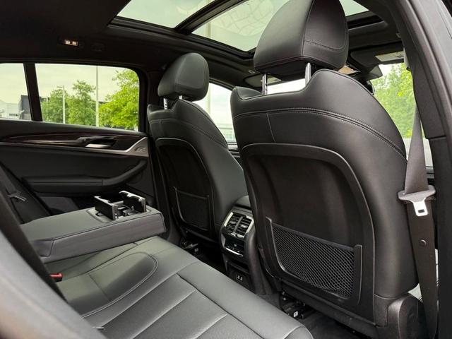 Photo of 2024 Black Sapphire Metallic BMW X4