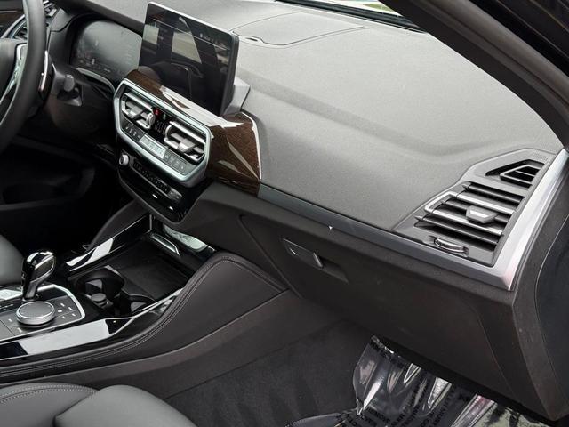 Photo of 2024 Black Sapphire Metallic BMW X4
