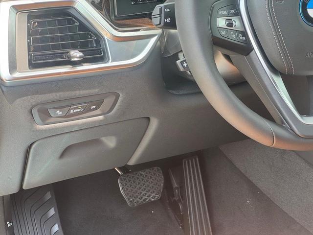 Photo of 2026 Mineral White Metallic BMW X5 PHEV