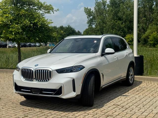 Photo of 2026 Mineral White Metallic BMW X5 PHEV
