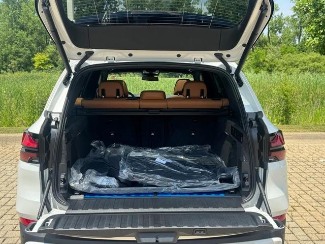 Photo of 2026 Mineral White Metallic BMW X5 PHEV