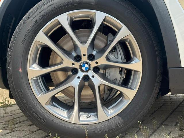 Photo of 2026 Mineral White Metallic BMW X5 PHEV
