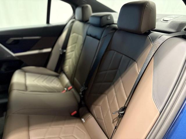 Photo of 2025 Phytonic Blue Metallic BMW 530
