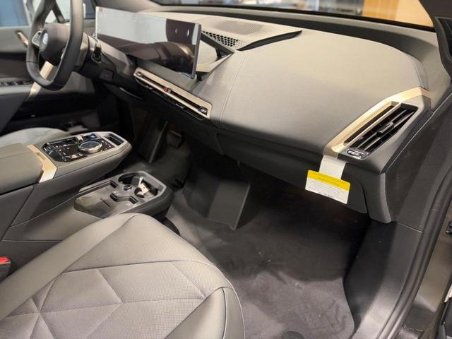 Photo of 2025 Alpine White BMW iX