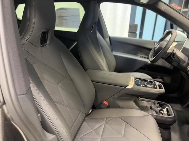 Photo of 2025 Alpine White BMW iX