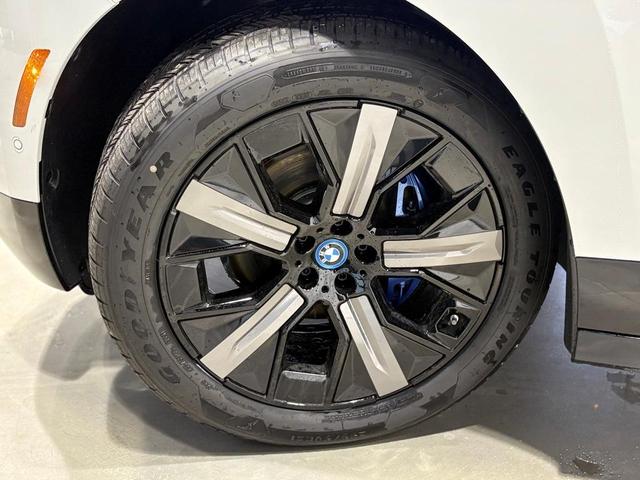 Photo of 2025 Alpine White BMW iX