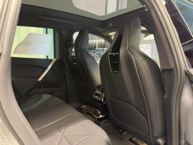 Photo of 2025 Alpine White BMW iX