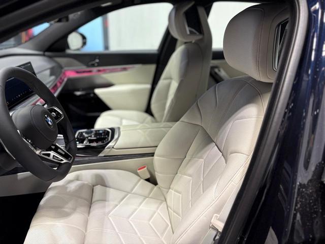 Photo of 2025 Carbon Black Metallic BMW 740