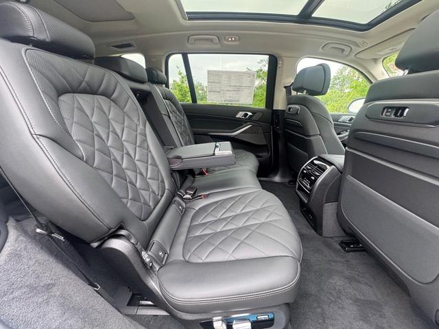 Photo of 2026 Alpine White BMW X7